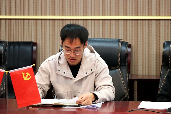5--纪检委员杨许斌通报支部征求意见建议情况.jpg