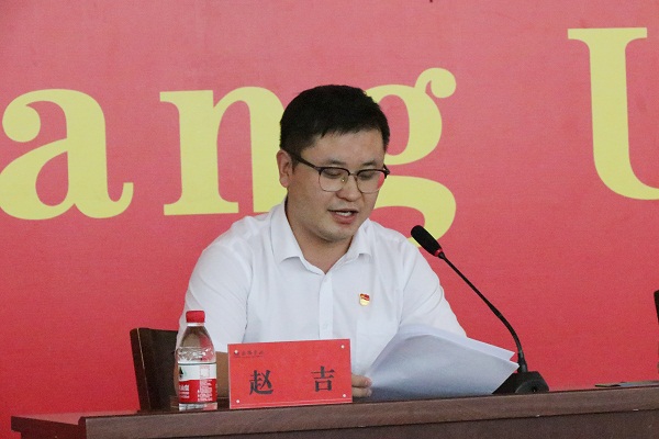 1.党委副书记赵吉主持讲座.jpg