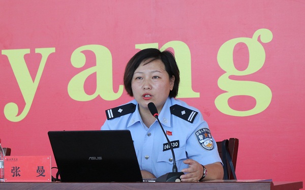 2.张曼大队长做讲座.jpg