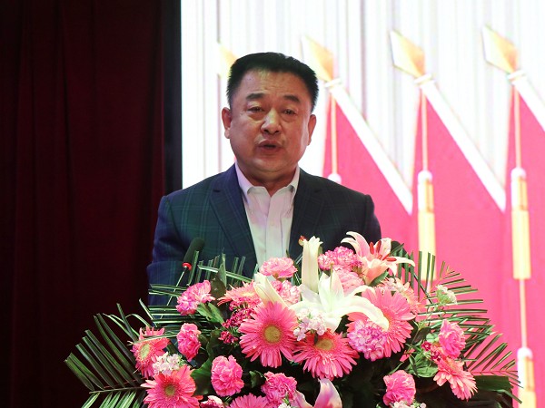 春来教育集团副董事长杨新忠主持大会并做总结讲话.jpg