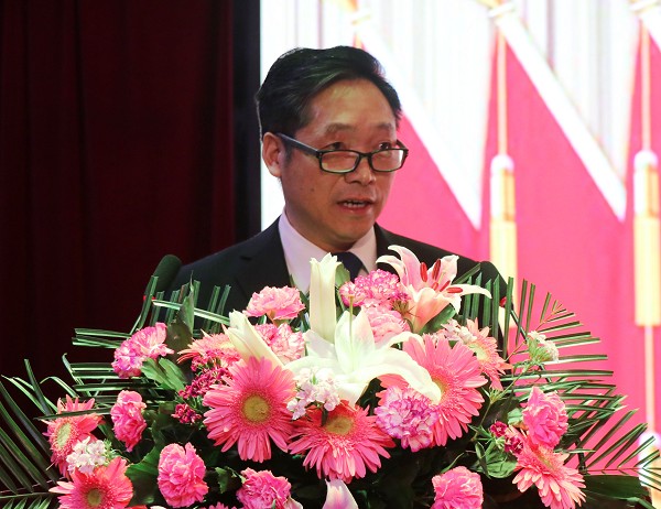 校长贺海鹏做表态发言.jpg
