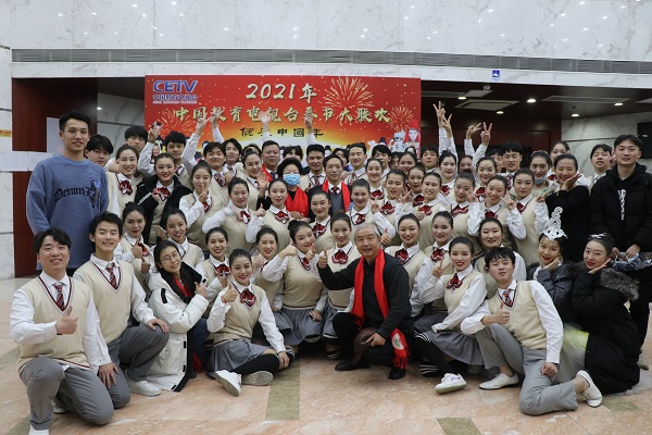 14.全体演职人员合影留念.jpg