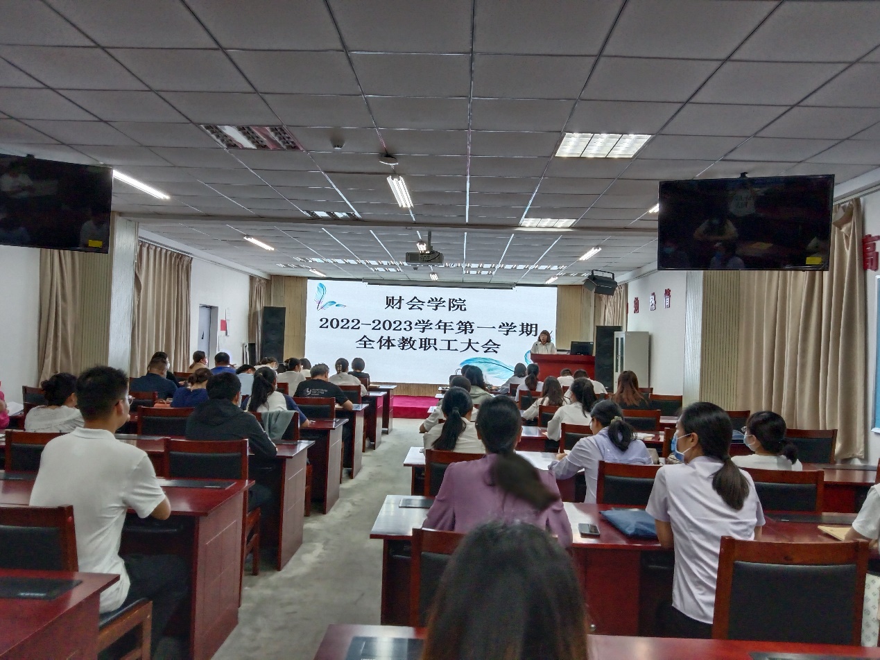 许多人在餐厅里
中度可信度描述已自动生成