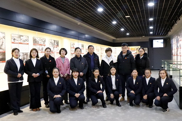 3.与会领导与嘉宾参观红旗渠展览.jpg
