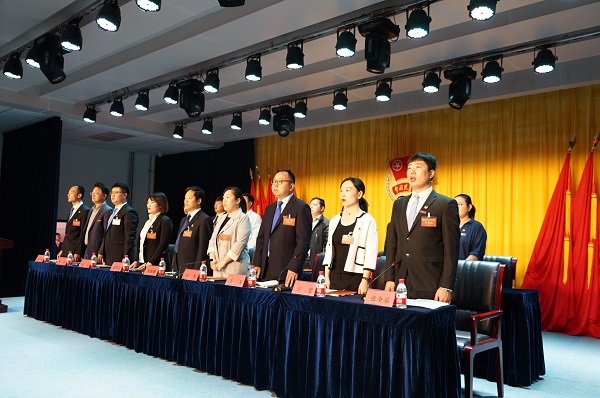 2全体起立,唱《国歌》1.jpg