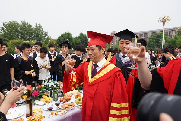 我校隆重举办2019毕业酒会