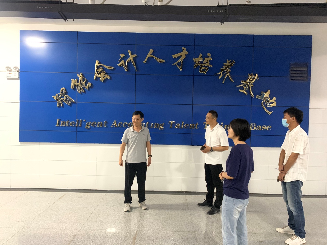 F:\人文管理学院\工作-关于我的\2022-2023-2\4.新闻稿\2022-2023-2新闻\7.26院长安全隐患排查\7.26院长安全隐患排查\1d772703da1433b69903d0b04c6be57.jpg