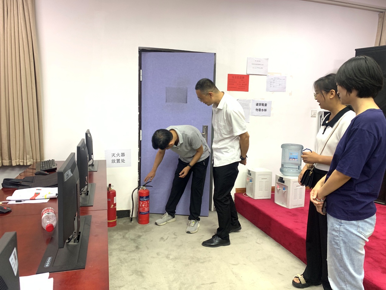 F:\人文管理学院\工作-关于我的\2022-2023-2\4.新闻稿\2022-2023-2新闻\7.26院长安全隐患排查\7.26院长安全隐患排查\3ad35ab63a012c174fbc013f4a15d90.jpg