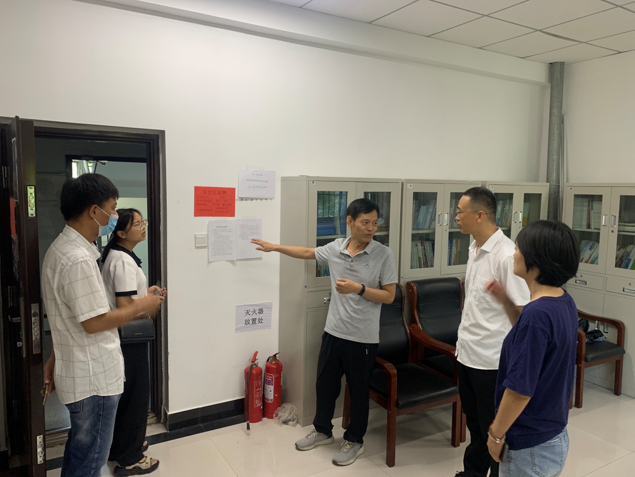 F:\人文管理学院\工作-关于我的\2022-2023-2\4.新闻稿\2022-2023-2新闻\7.26院长安全隐患排查\7.26院长安全隐患排查\5e0788c210c6b18a57f00bcee768c16.jpg