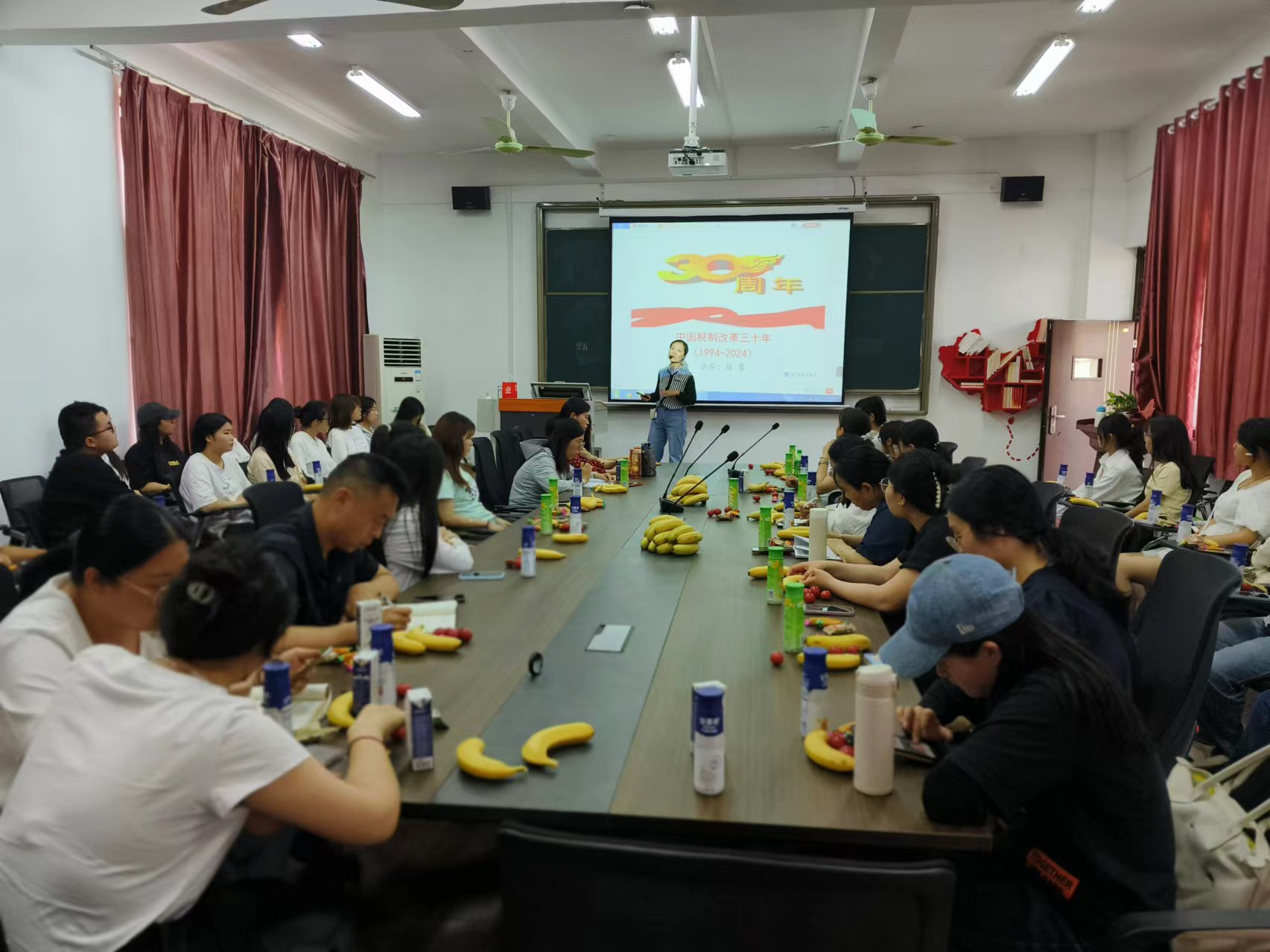 C:\Users\AYXY\Desktop\教研室活动\沙龙活动照片\f2e02e609c55d58c8cb9e8273dff083.jpg