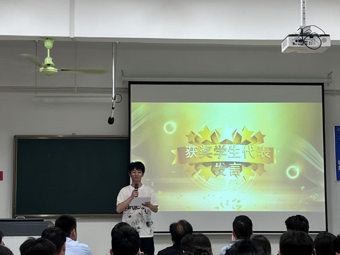 学生代表发言.jpg