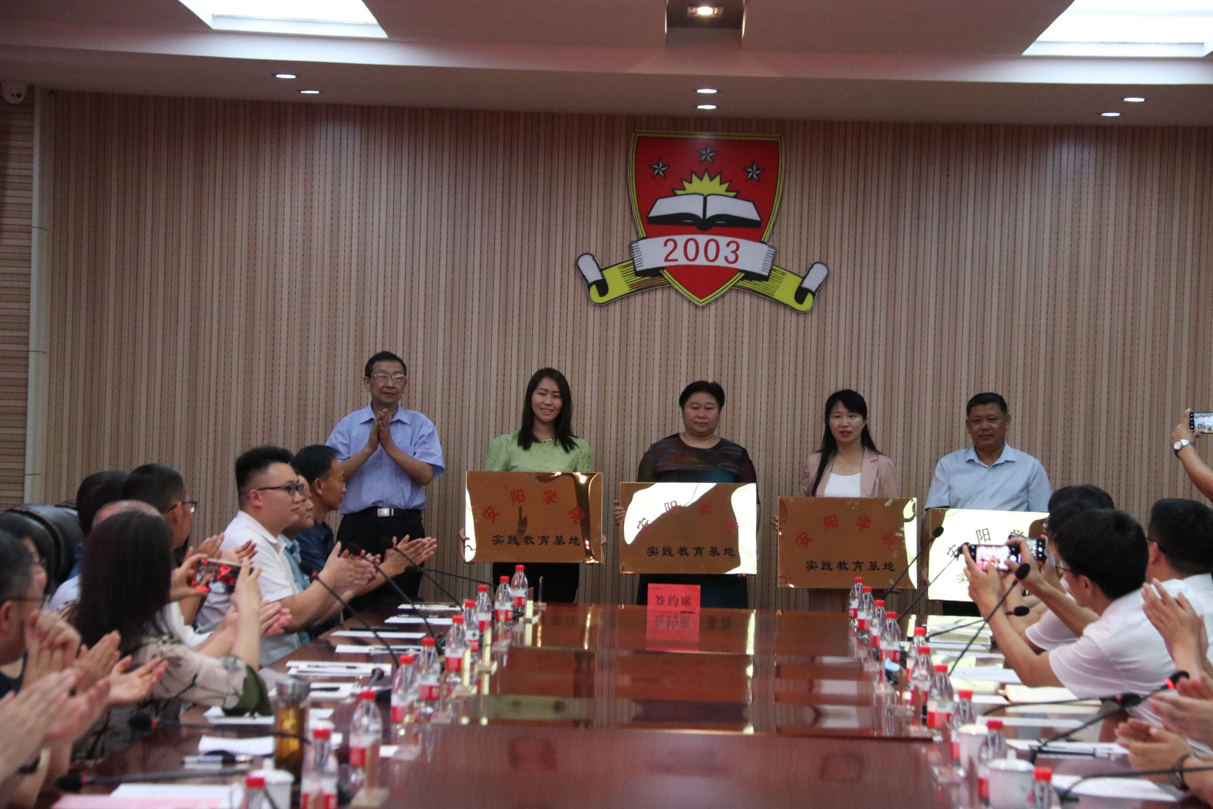 副校长王爱民为基地校代表授牌.png 副校长王爱民为基地校代表授牌.png