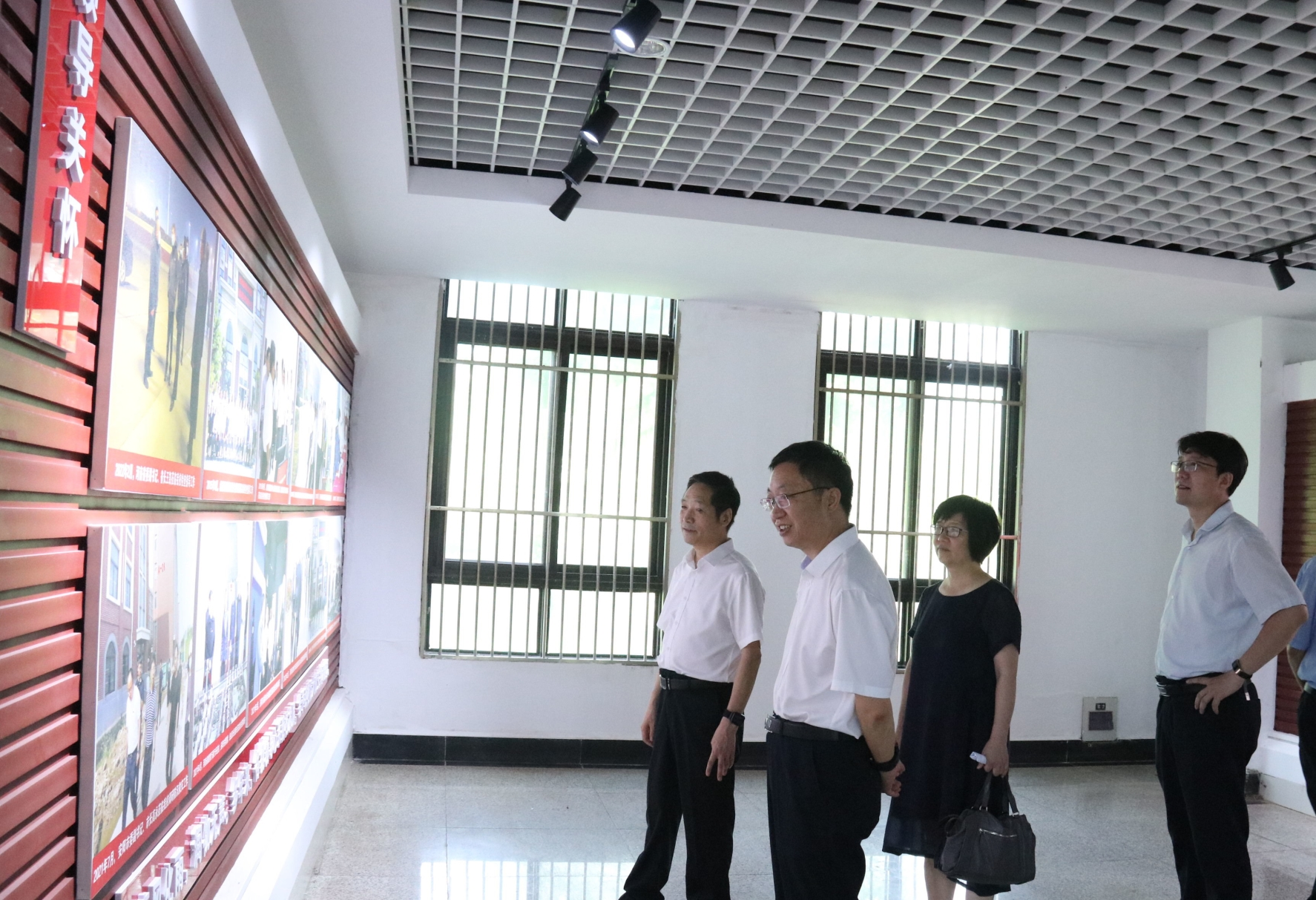 副市长刘建发一行参观我校文化展厅.png 副市长刘建发一行参观我校文化展厅.png