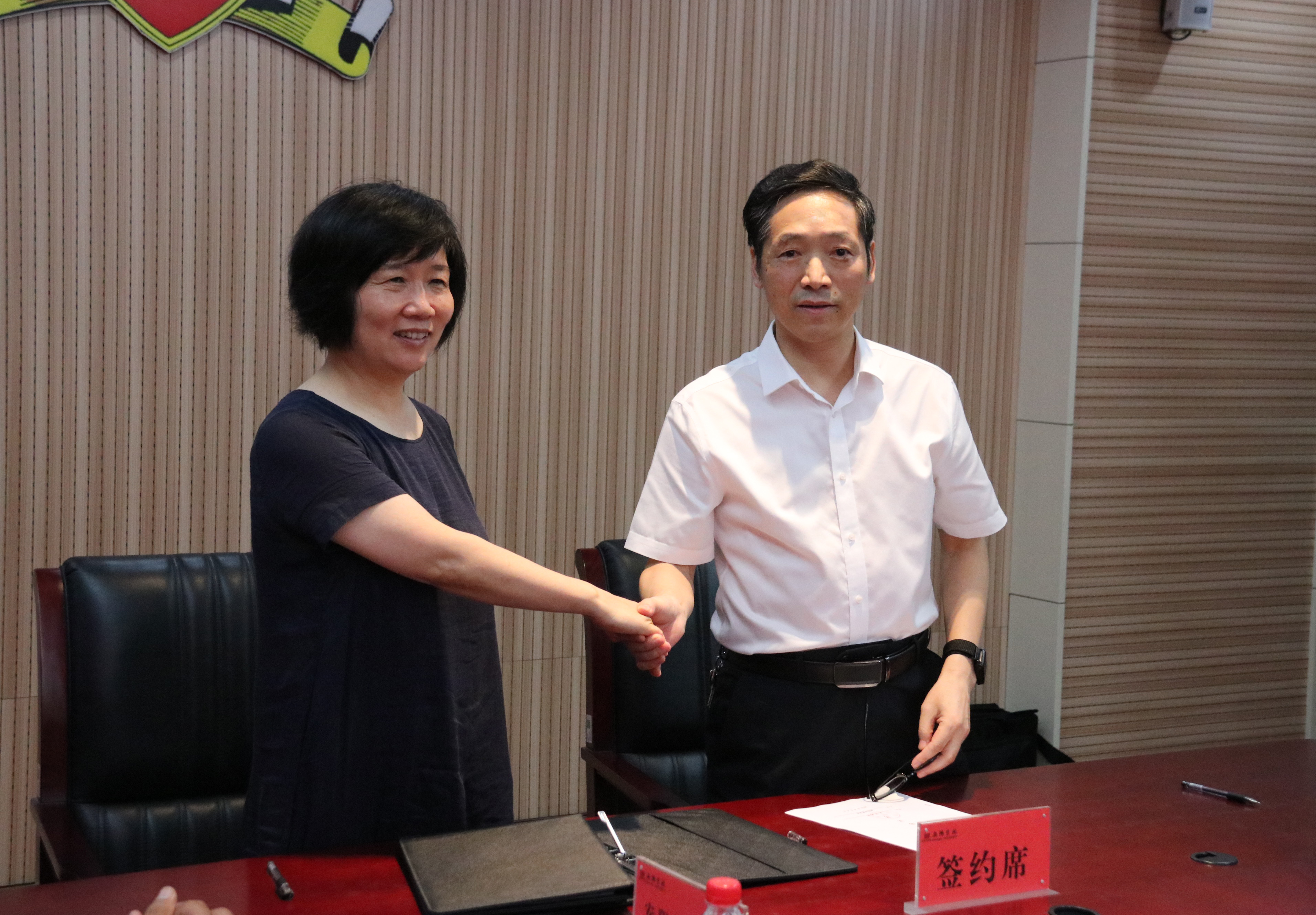 贺海鹏校长和黄艳局长签署战略合作协议.png 贺海鹏校长和黄艳局长签署战略合作协议.png