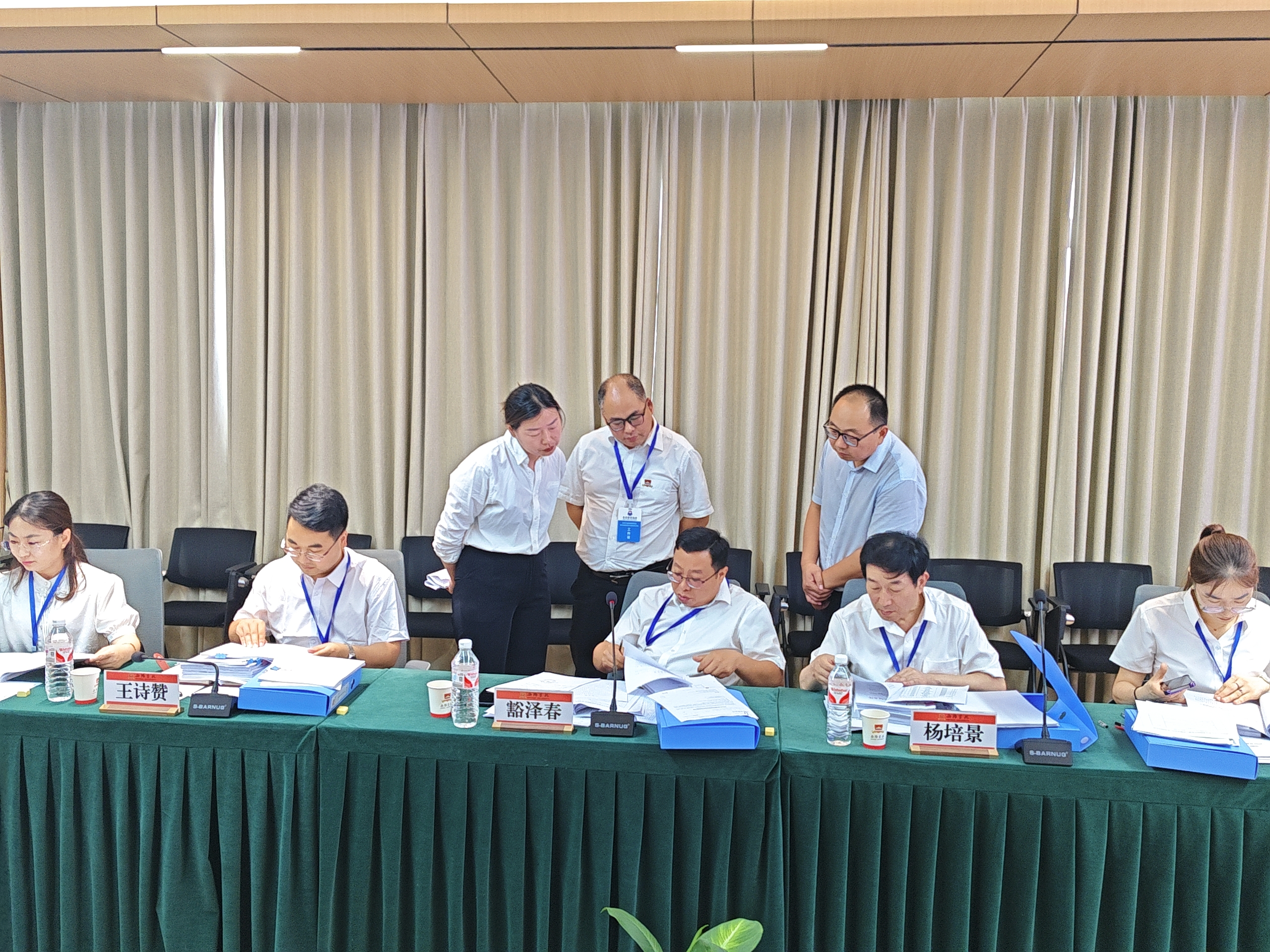 查阅材料.jpg
