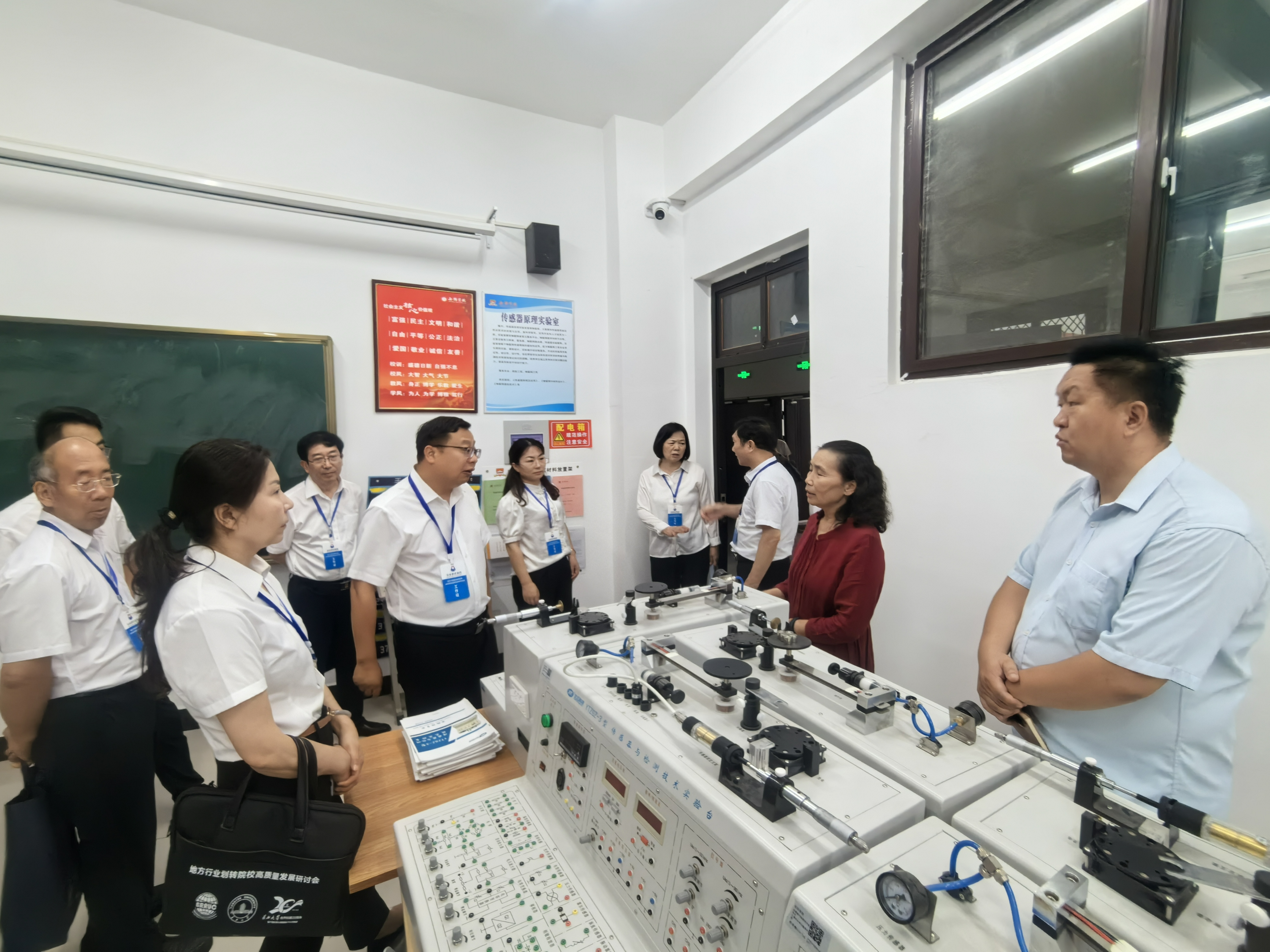 走访计算机科学与数学学院实验室.jpg