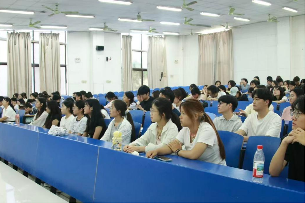 图片二：同学专注听讲学习.png