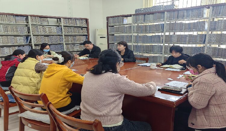 图书馆召开十月份部门总结例会