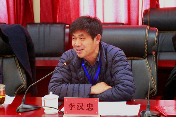 第二张:市人社局职称科科长李汉忠讲话.jpg