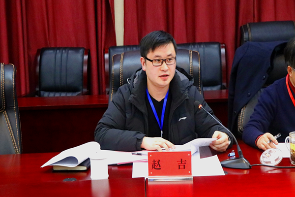 第三张:职改办主任赵吉主持会议.png
