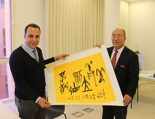 2.张道森院长向PADOINE Hassan院长赠送甲骨文书法作品.jpg