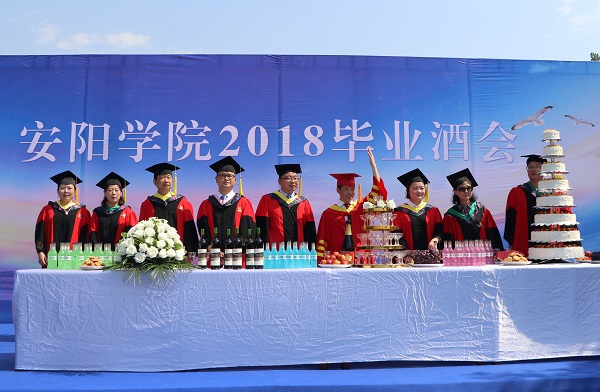 5领导老师酒会舞台_副本.jpg