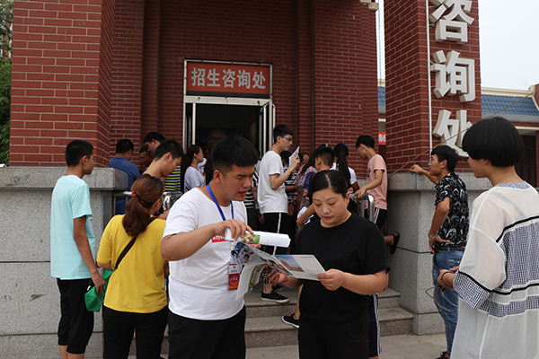 2志愿者向家长详细介绍(一).JPG