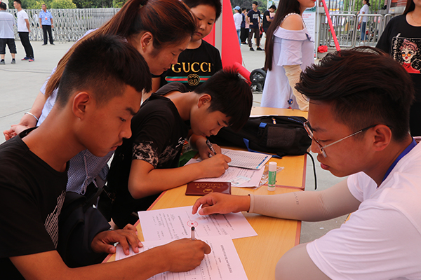 4学生现场报名.JPG