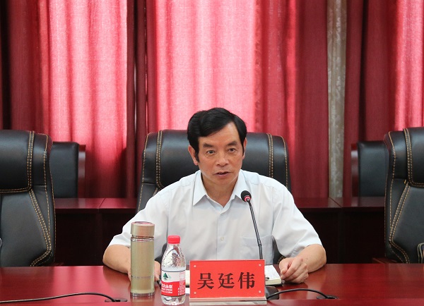 5 调研组副组长、郑州工业应用技术学院党委书记吴廷伟讲话.jpg