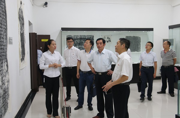 7调研组考察我校博物馆.jpg