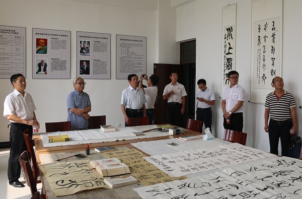 10 调研组考察我校美术学院甲骨文艺术研究中心.jpg