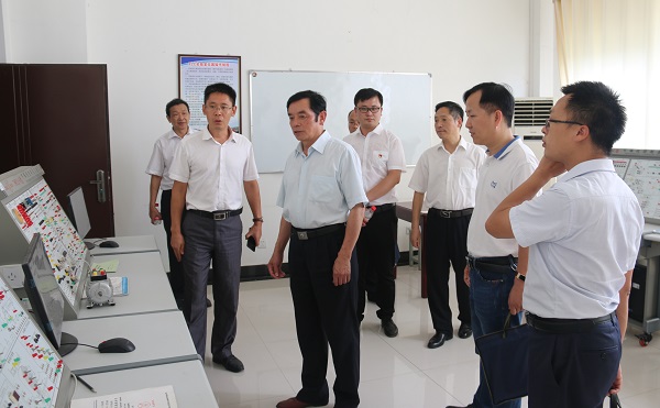11 调研组考察我校航空工程学院实验室.jpg