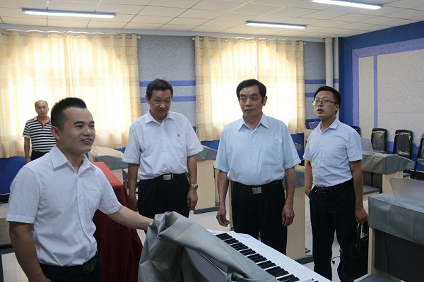 8调研组考察我校音乐学院琴房.jpg
