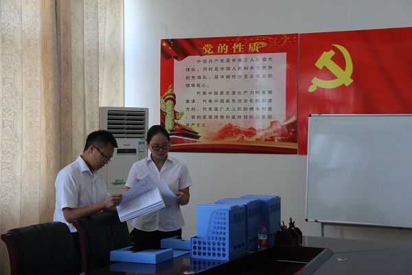 8.督查组查阅我校相关资料.JPG