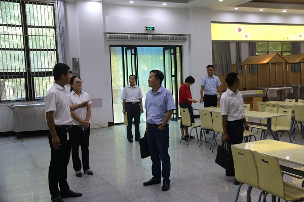 9.督查组实地查看我校餐厅.JPG