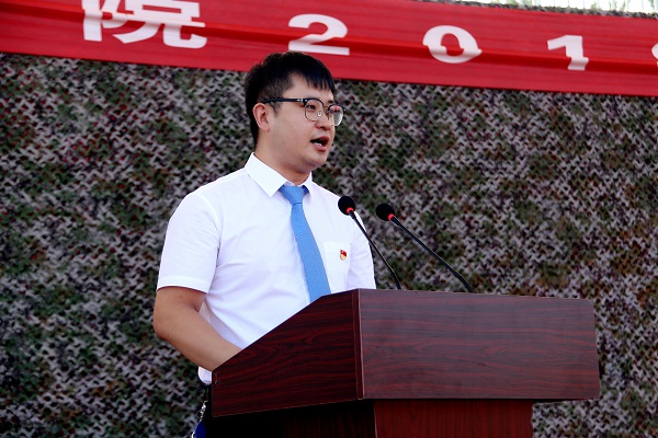 5.校党委副书记赵吉宣读安阳学院2018级大学生军事训练编组及负责人任命书.jpg