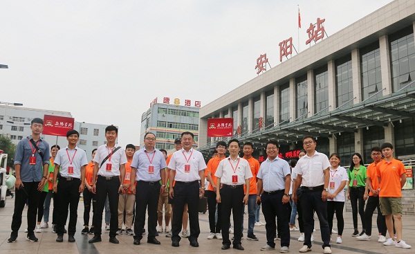3. 集团、学校领导慰问火车站迎新工作人员.jpg