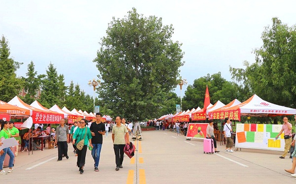 5.学校社团迎新现场.jpg