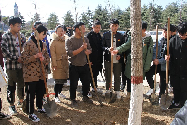 4.职业教育学院植树活动现场(一).jpg