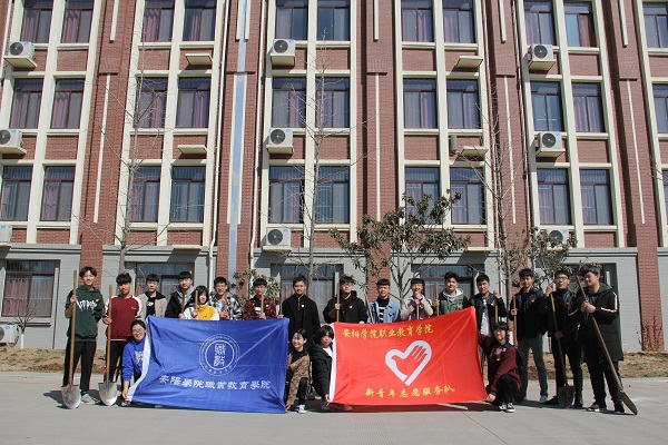 5.职业教育学院植树活动现场(二).jpg