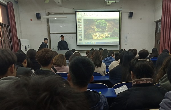 美术学院开展“爱护环境 保护校园“ 主题班会.jpg