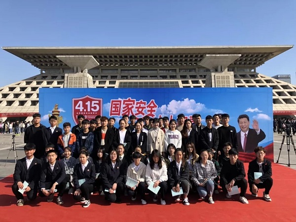 1.1我校学生代表参加全民国家安全日主题教育活动.jpg