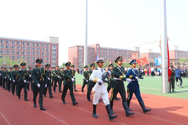 4.国旗班出旗.jpg