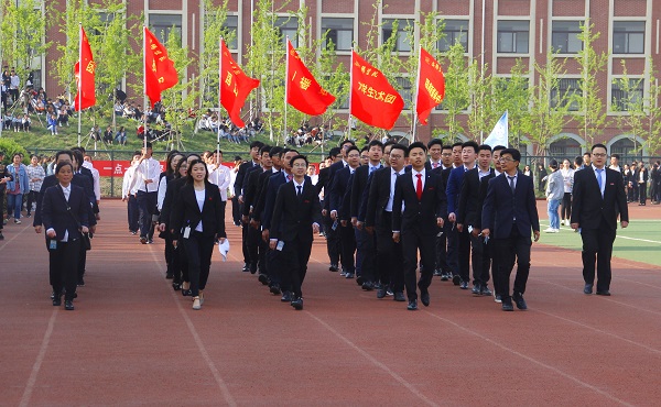 5..教职工代表方队入场.jpg