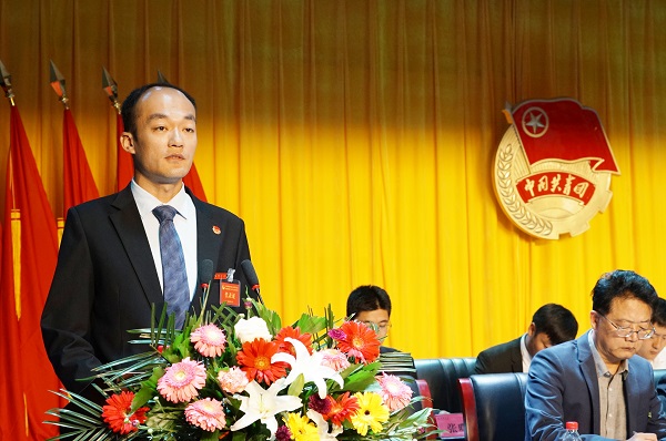 8校团委书记邢如同志作团委工作报告.jpg