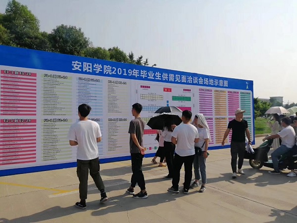 9.洽谈会现场(三).jpg