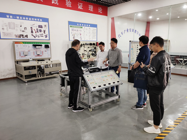 我院一行参观汽车实训车间.jpg
