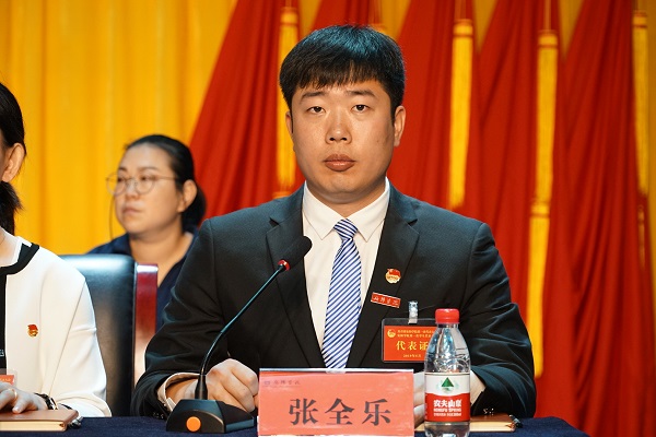 9校团委副书记张全乐同志主持开幕会.png