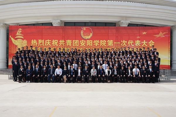 11领导老师及学生代表大合影.JPG