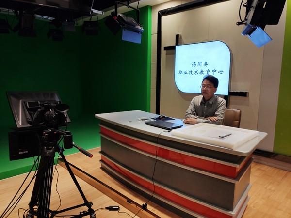崔兵院长体验演播室.jpg